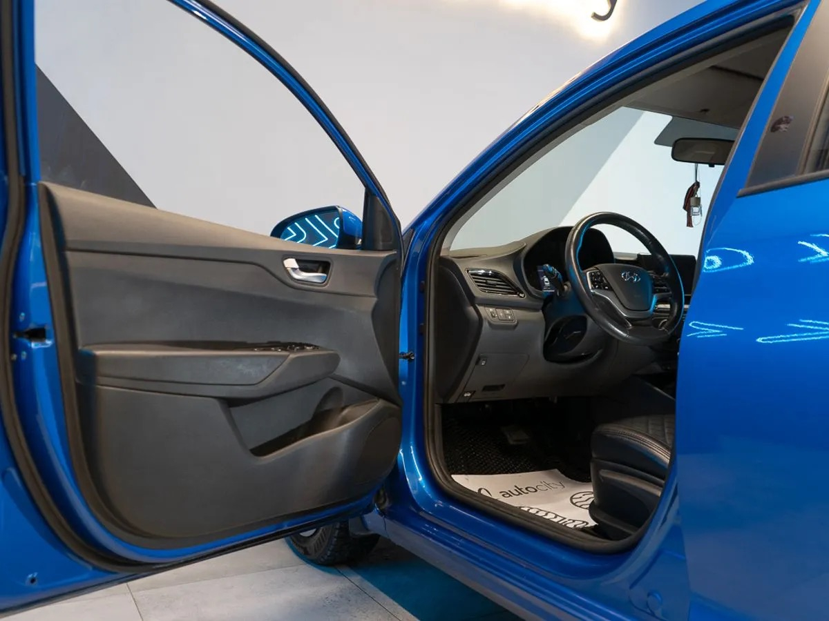 Hyundai Solaris 2020, (Синий ) с пробегом 105 000 км в Новосибирске